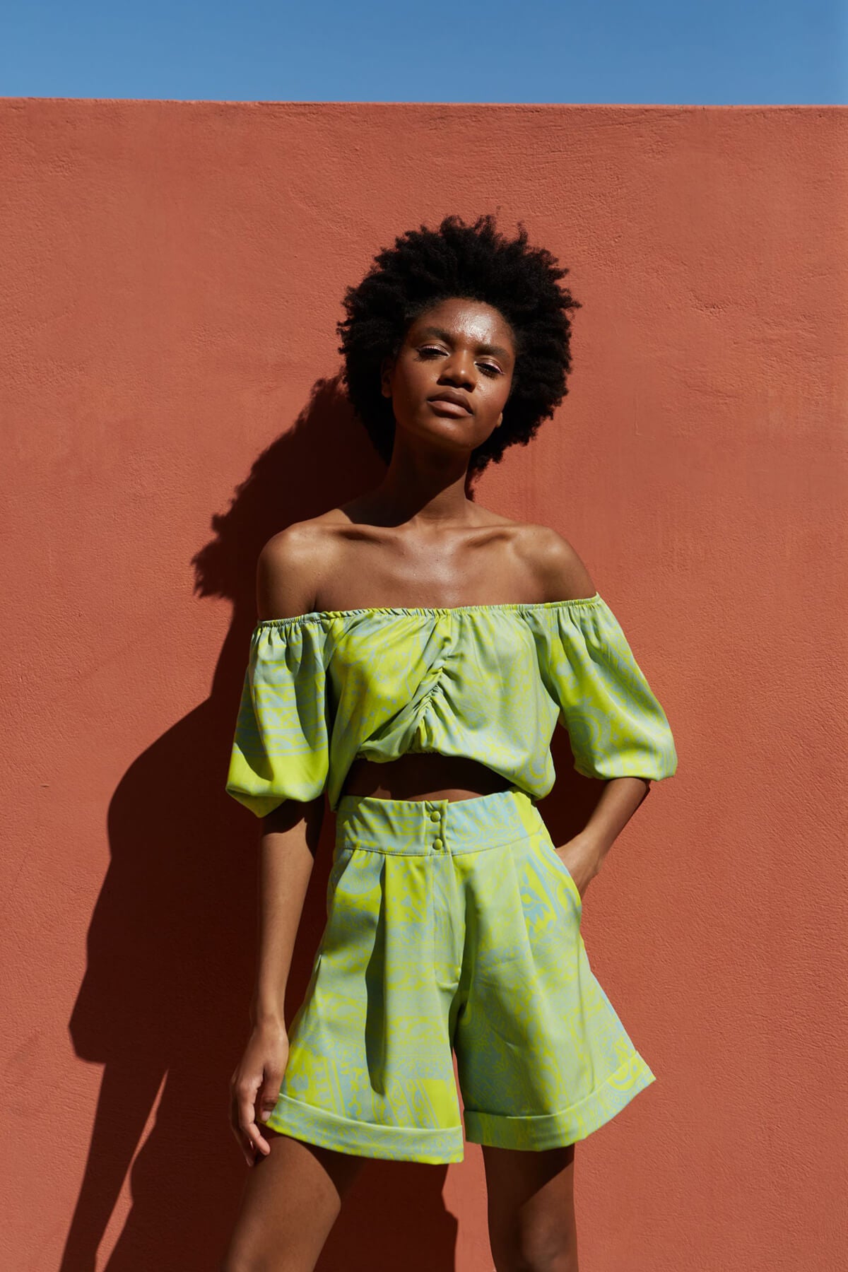 Σορτς με πιέτα – Lime print