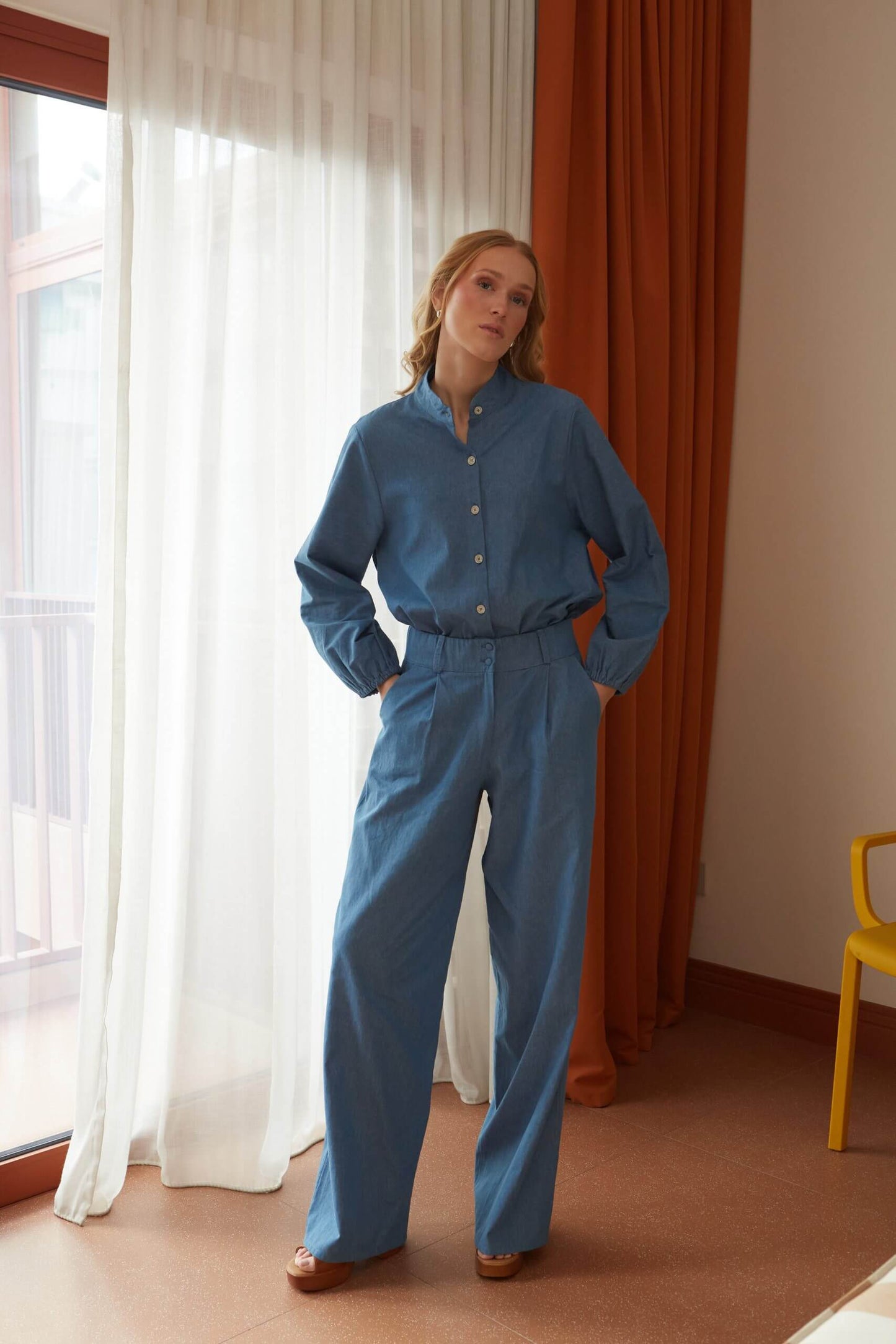 Παντελόνα jean με πιέτα και κουμπιά