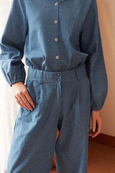 Παντελόνα jean με πιέτα και κουμπιά - alternate view