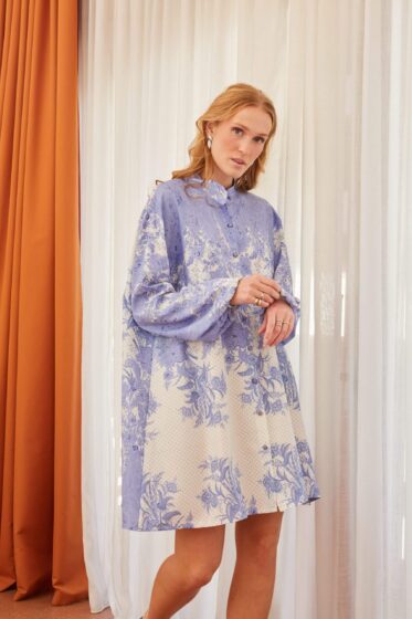 Φόρεμα σεμιζιέ κοντό άσπρο – λιλά