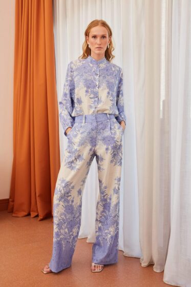 Παντελόνα με πιέτα και κουμπιά άσπρο – λιλά